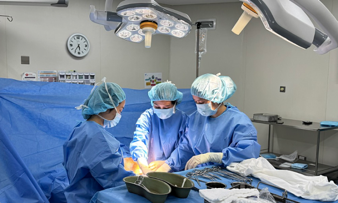 Các bác sĩ phẫu thuật cho bệnh nhân. Ảnh: Bệnh viện cung cấp