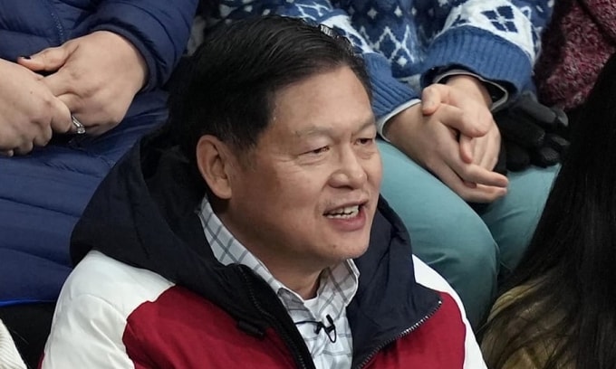 Ông Arthur Liu xem con gái Alysa trình diễn ở Olympic mùa Đông 2026. Ảnh: Imagn Images