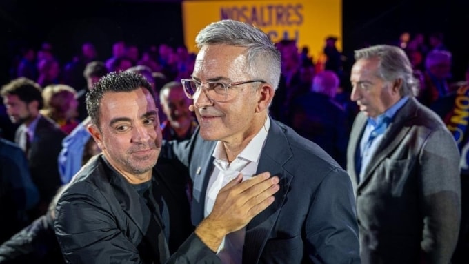 Xavi tham gia lễ ra mắt dự án của Font tranh cử Chủ tịch Barca. Ảnh: ara