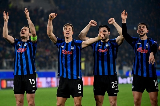 Cầu thủ Atalanta mừng sau khi thắng 4-1 trong trận lượt về trên sân nhà New Balance và loại Dortmund với tổng tỷ số 4-3 ở vòng play-off Champions League ngày 25/2. Ảnh: AFP