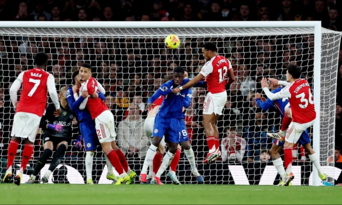 Jurrien Timber đánh đầu bàn ấn định tỷ số trong trận Arsenal thắng Chelsea 2-1 ở vòng 28 Ngoại hạng Anh trên sân Emirates, thành phố London ngày 1/3/2026. Ảnh: Reuters
