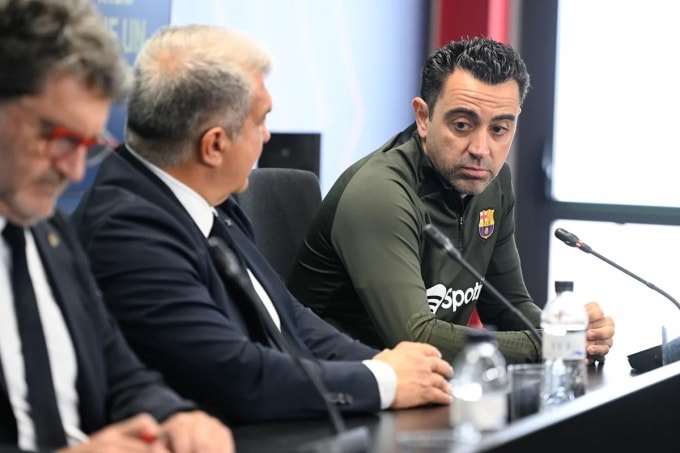 Xavi trong một cuộc họp báo chung với Laporta (giữa). Ảnh: AFP