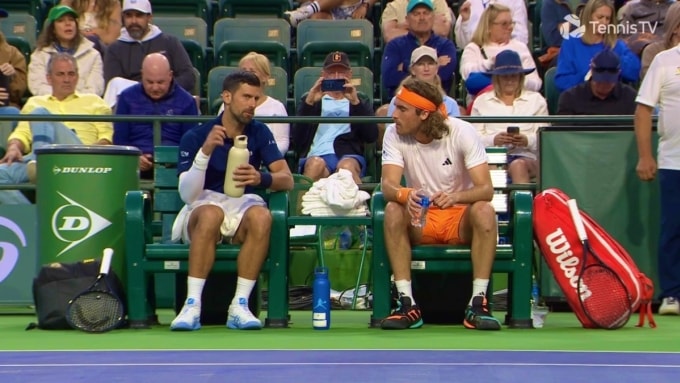 Djokovic và Tsitsipas, trong trận vòng một đôi nam trên sân số 3 ở Indian Wells Tennis Garden, California, Mỹ hôm 9/3. Ảnh: Reuters