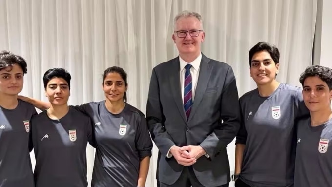 Bộ trưởng Bộ Nội vụ Australia Tony Burke gặp gỡ các tuyển thủ Iran ở Asian Cup 2026 nữ.