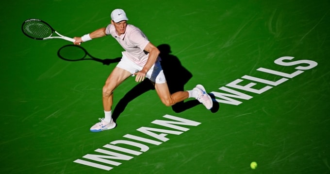 Jannik Sinner đánh thuận tay ở vòng hai, trên sân Trung tâm ở Indian Wells Tennis Garden, California, Mỹ hôm 8/3. Ảnh: Reuters