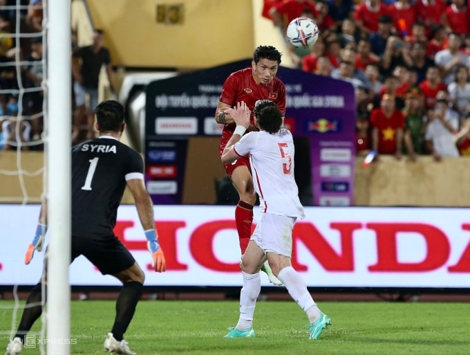 Hậu vệ Việt Nam Đoàn Văn Hậu (áo đỏ) thi đấu trong trận giao hữu thắng Syria 1-0 trên sân Thiên Trường ở Nam Định (nay là Ninh Bình) vào ngày 20/6/2023. Ảnh: Hiếu Lương