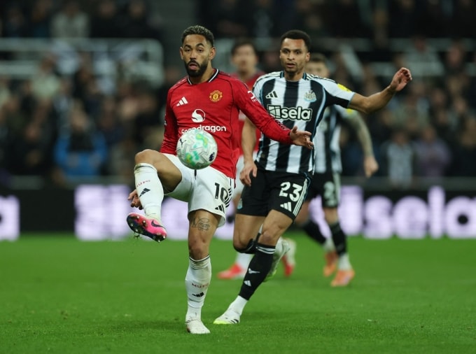 Tiền đạo Matheus Cunha (Man Utd) tranh chấp với hậu vệ Jacob Murphy (Newcastle) trong trận đấu tại sân St James Park, Newcastle, Anh ngày 4/3/2026. Ảnh: Reuters