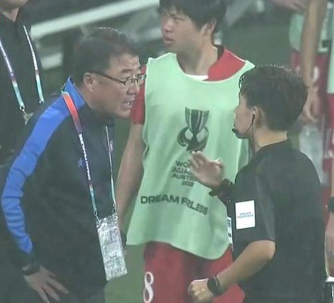 Trọng tài Lê Thị Ly (áo đen) trao đổi với HLV Ri Song-ho sau khi công nhận bàn thắng nâng tỷ số lên 2-1 của Trung Quốc ở phút bù hiệp một. Ảnh: Chụp màn hình