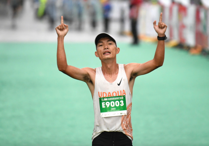 Hoàng Nguyên Thanh về nhất 42km nam tại giải vô địch quốc gia marathon và cự ly dài báo Tiền Phong 2025, ở Quảng Trị ngày 30/3/2025.
