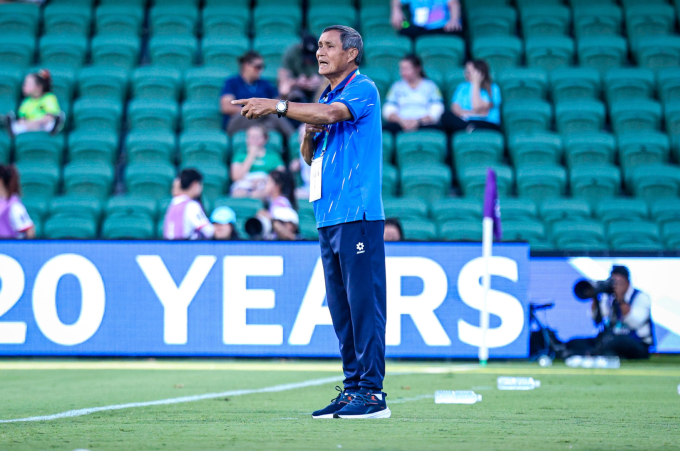 HLV Mai Đức Chung chỉ đạo trong trận Việt Nam thua Nhật Bản 0-4 ở lượt cuối bảng C Asian Cup nữ 2026, trên sân Perth Rectangular ở Australia ngày 10/3/2026. Ảnh: AFC