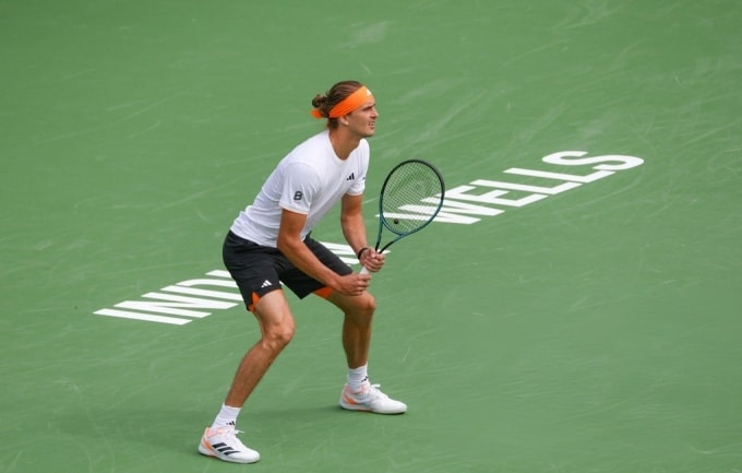 Zverev đứng trả giao bóng, trên sân Trung tâm ở Indian Wells Tennis Garden, California, Mỹ hôm 8/3. Ảnh: Reuters