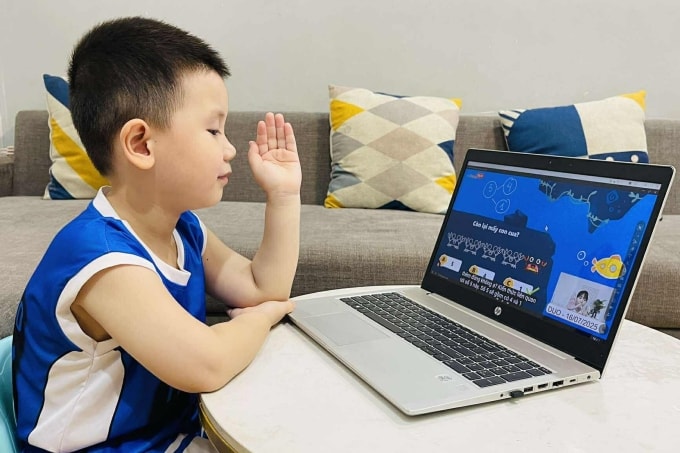 Một bạn nhỏ đang học online qua nền tảng Vuihoc. Ảnh: NVCC