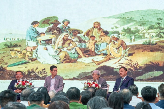 Nhà nghiên cứu Hồ Trung Tú (thứ hai từ phải sang) giới thiệu về bức tranh cổ và gợi ý có thể ứng dụng AI để làm sống động đời sống của cư dân Sơn Trà xưa. Ảnh: Nguyễn Đông