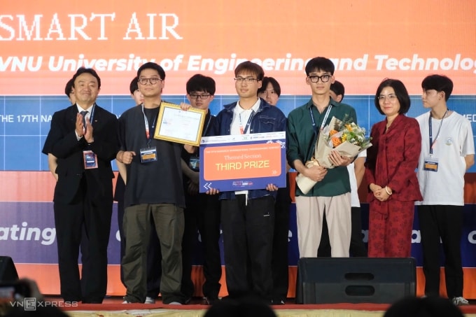 Ba sinh viên trường Đại học Công nghệ, Đại học Quốc gia Hà Nội giành giải ba ở cuộc thi. Ảnh: Dương Tâm