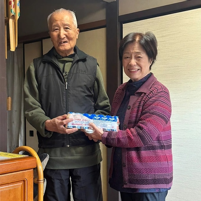 Khách hàng cao tuổi ở Nhật Bản nhận sữa chua uống Yakult giao tận nhà. Ảnh: Yakult Honsha