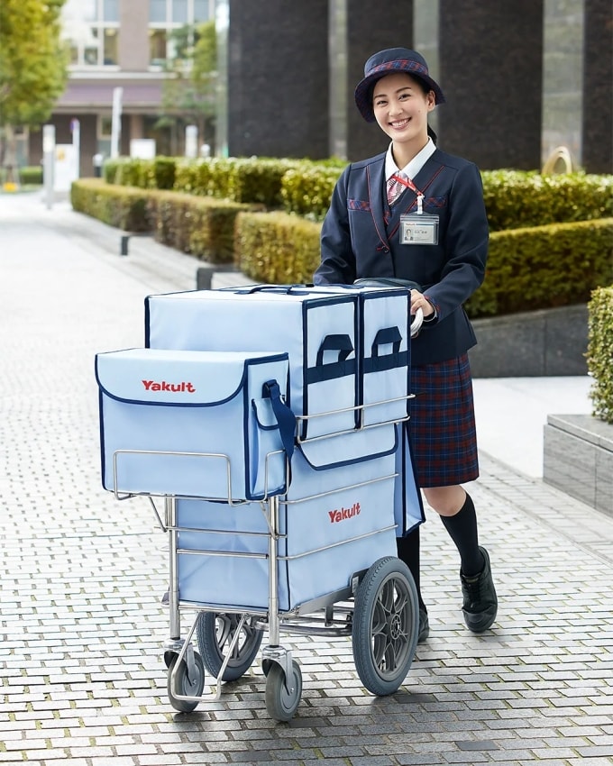 Một nhân viên giao hàng của Yakult. Ảnh: Yakult Honsha