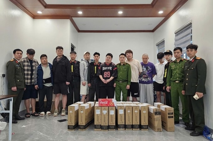 Nhóm lừa đảo và tang vật. Ảnh: Công an cung cấp