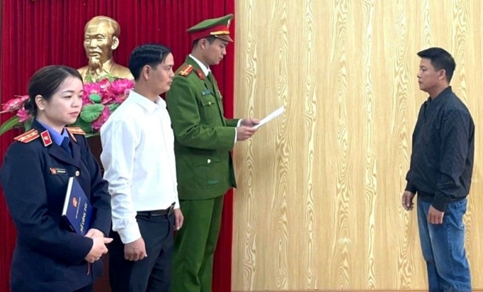 Cơ quan điều tra công bố lệnh bắt giam nghi can Vũ Văn Dũng. Ảnh: Công an cung cấp