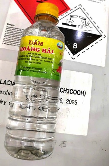 Một chai dấm thành phẩm chưa kịp bán ra thị trường.  Ảnh: Công an cung cấp