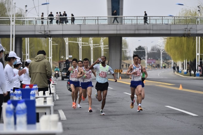 Vận động viên tham dự giải Marathon Quốc tế Bình Nhưỡng lần thứ 31 ngày 26/4/2025. Ảnh: AFP