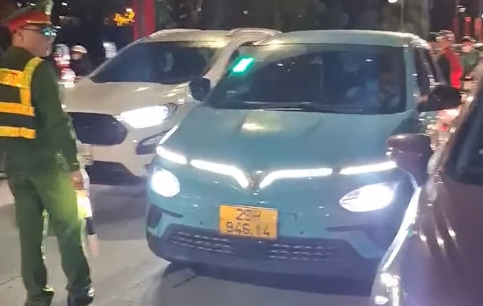 Tài xế taxi ngồi trên xe không xuống xe sau va chạm. Ảnh: Cục cảnh sát giao thông