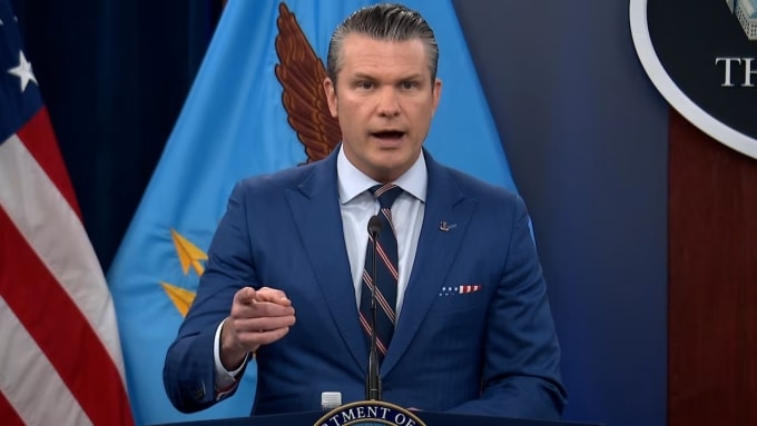 Bộ trưởng Quốc phòng Mỹ Pete Hegseth nói trong cuộc họp báo ngày 10/3 tại Lầu Năm Góc. Ảnh: Pool