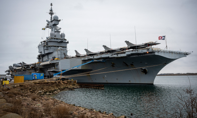 Tàu sân bay Pháp Charles de Gaulle ở Malmo, Thụy Điển hôm 26/2. Ảnh: AFP