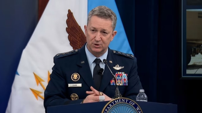 Tướng Dan Caine, Chủ tịch Hội đồng Tham mưu trưởng Liên quân, tại cuộc họp báo. Ảnh: Pool