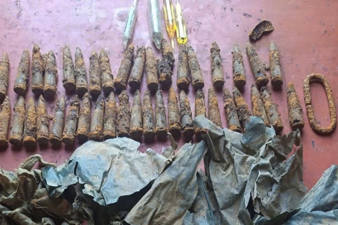 Hàng chục viên đạn cùng các di vật được phát hiện hồi đầu tháng 3. Ảnh: Hùng Lê