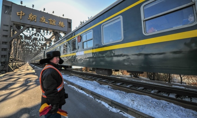 Một đoàn tàu chạy qua cây cầu hữu nghị nối Trung Quốc với Triều Tiên. Ảnh: VCG