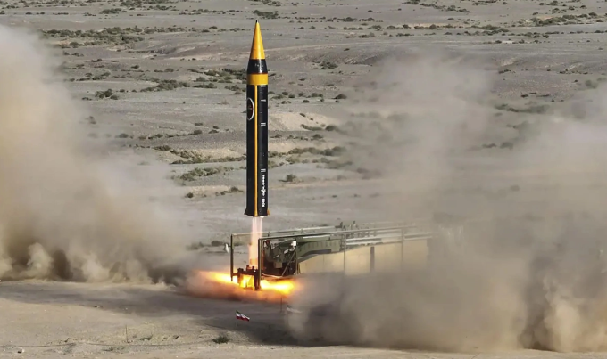 Tên lửa Iran rời bệ phóng trong thử nghiệm vào tháng 5/2023. Ảnh: AP
