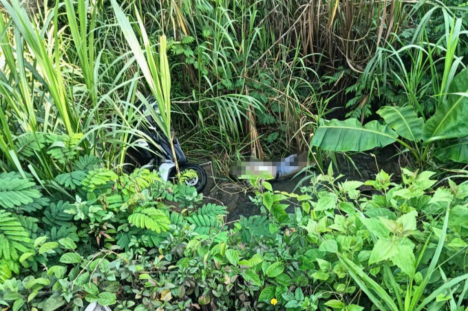 Nạn nhân cùng xe máy   khi được phát hiện. Ảnh: Hoài Thanh