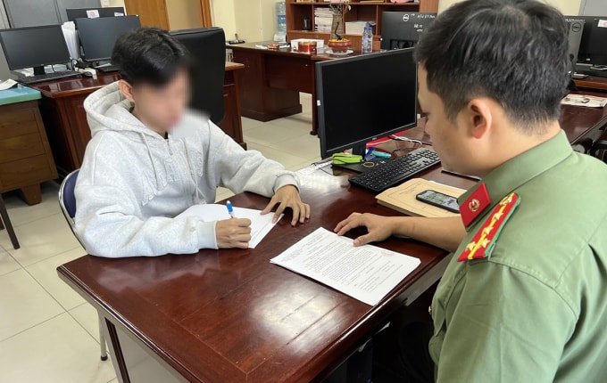 Nam thanh niên làm việc với cơ quan chức năng. Ảnh: Công an TP HCM