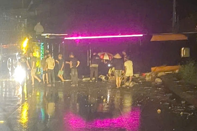 Ôtô khách bị lật khuya 9/3 trên quốc lộ 19. Ảnh: Ngọc Oanh