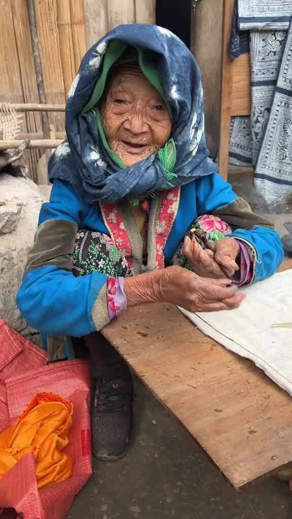 12 triệu người xem bà cụ Hà Giang chào khách Tây