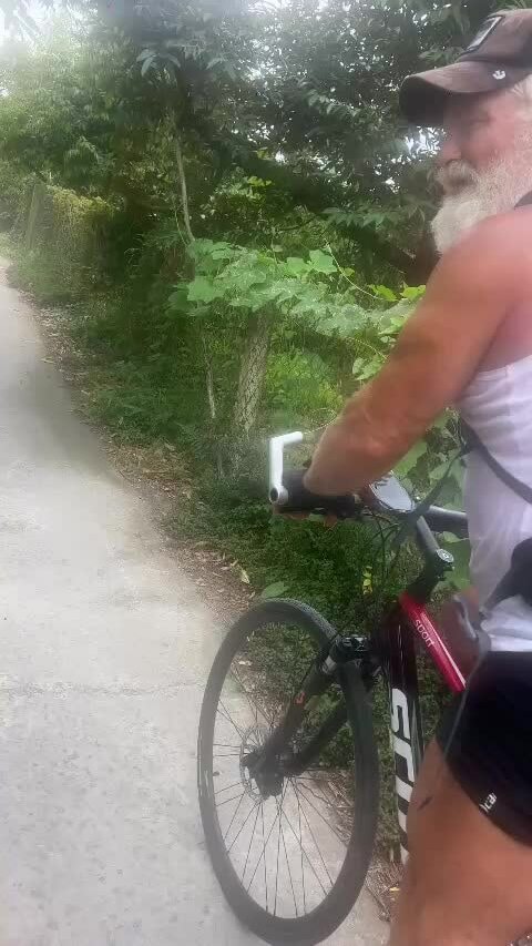 Cuộc hội thoại 'bất đồng ngôn ngữ' của khách Tây ở miền Tây gây sốt