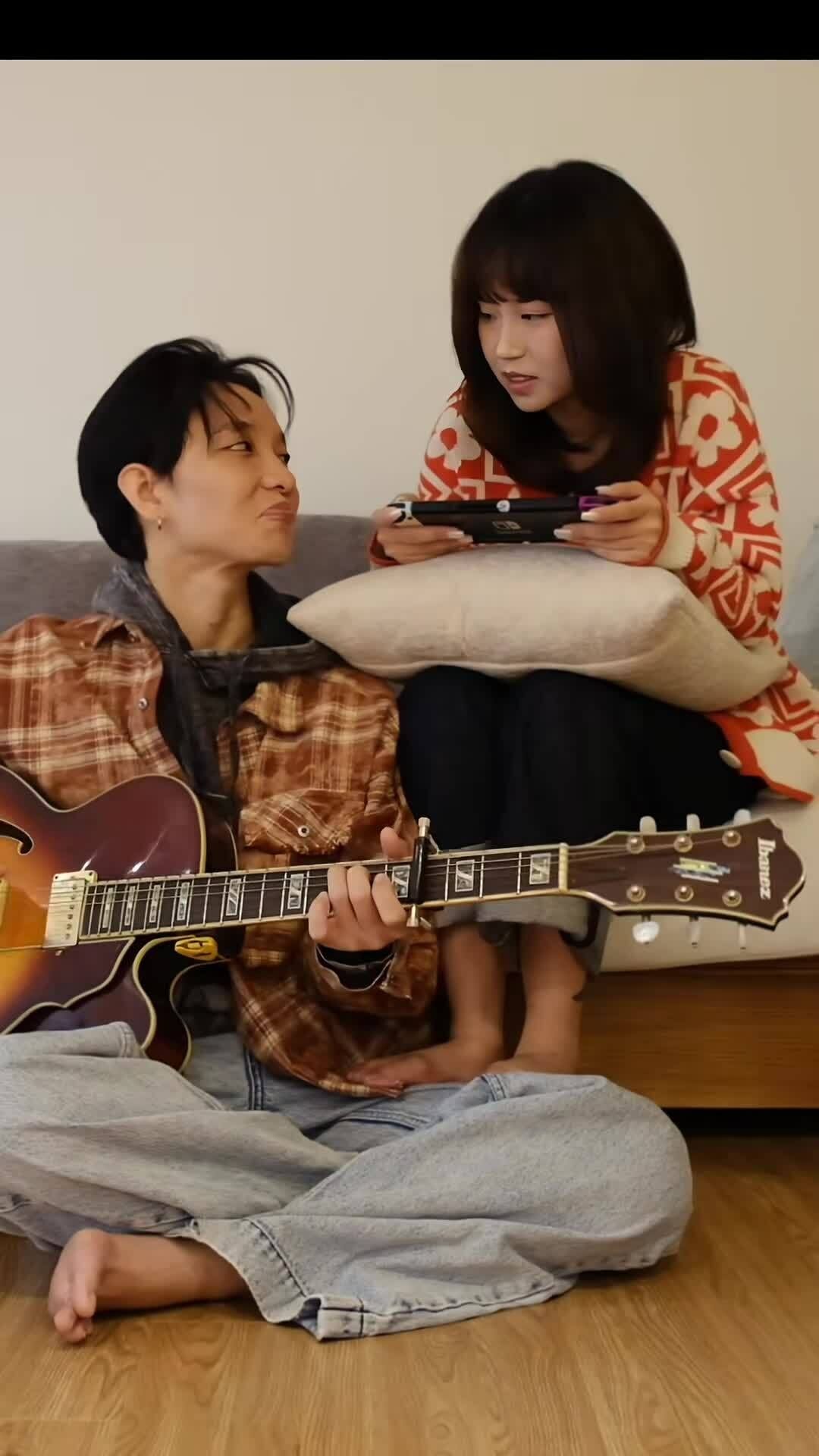 Hoàng Dũng đàn hát bên vợ