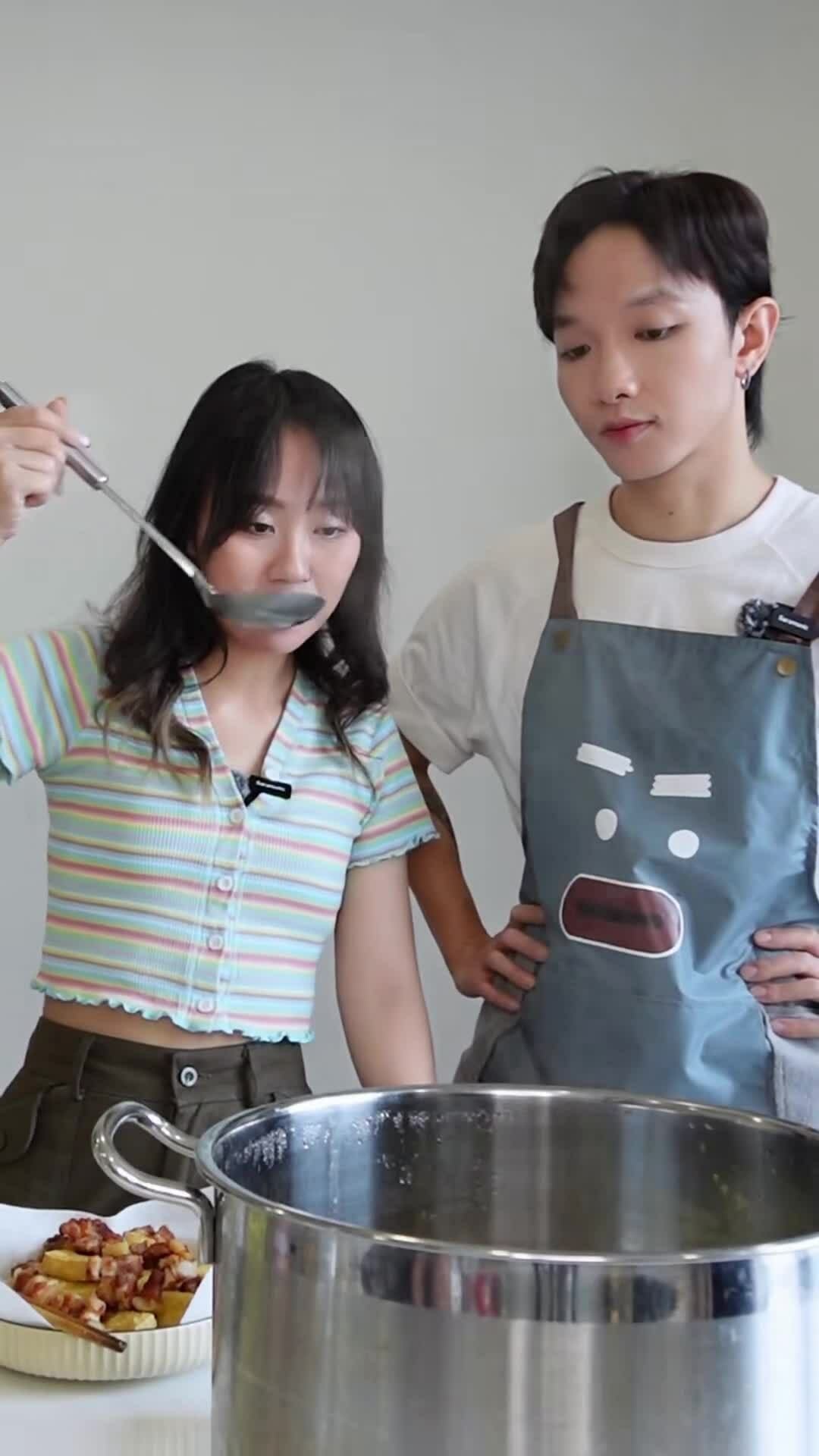 Hoàng Dũng vào bếp nấu món ốc chuối đậu cho vợ thưởng thức