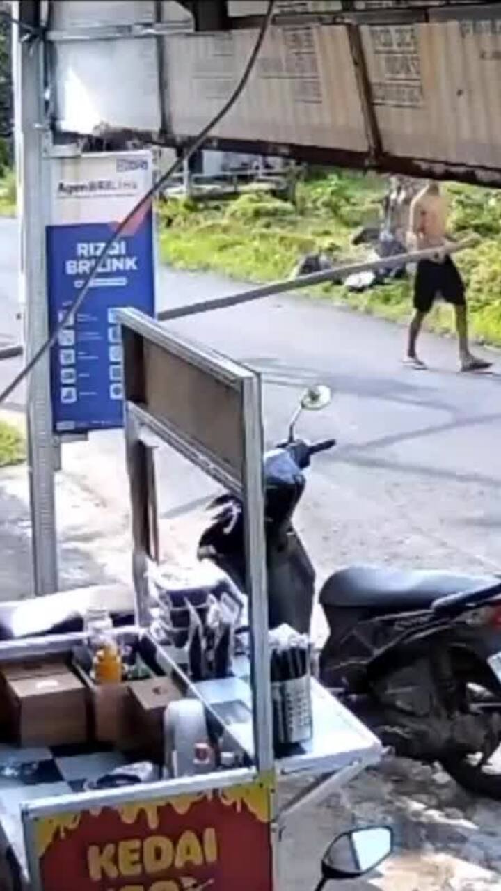 Thanh niên vác cây tre ngang đường như giăng bẫy