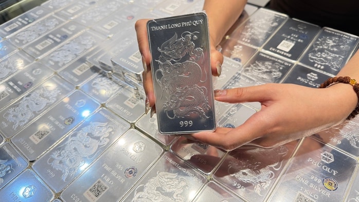 Giá bạc hôm nay 10 - 3 tăng vọt theo đà vàng khi giá dầu thô lao dốc - Ảnh 2.