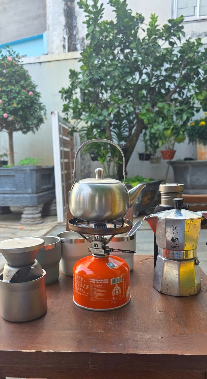 Ly cà phê trước giờ làm nhiệm vụ - Ảnh 1.