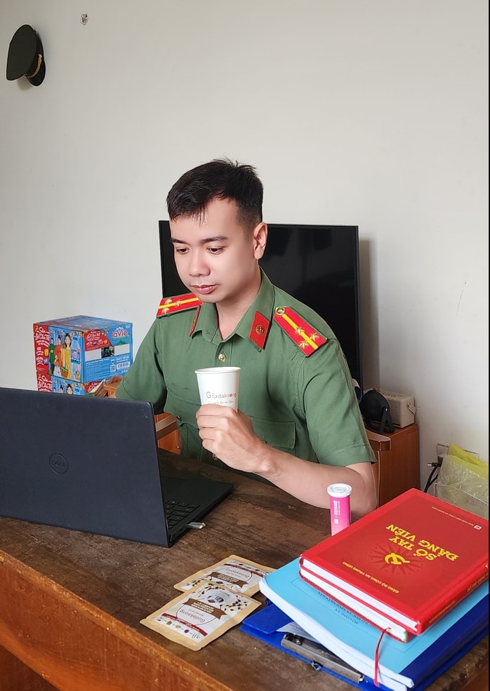 Ly cà phê trước giờ làm nhiệm vụ - Ảnh 2.