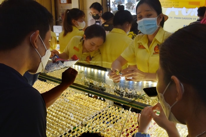 Giá vàng hôm nay, 10-3: Đảo chiều sụt giảm mạnh - Ảnh 1.