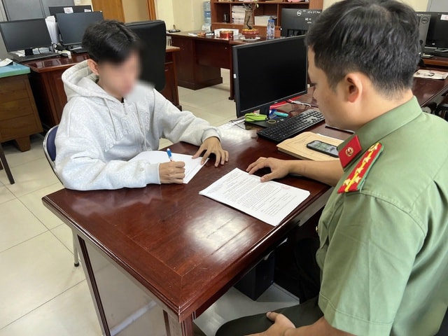 Đăng tải clip quay lén và rao bán phim 'Thỏ ơi!!' trên mạng, nam thanh niên bị xử phạt- Ảnh 1.