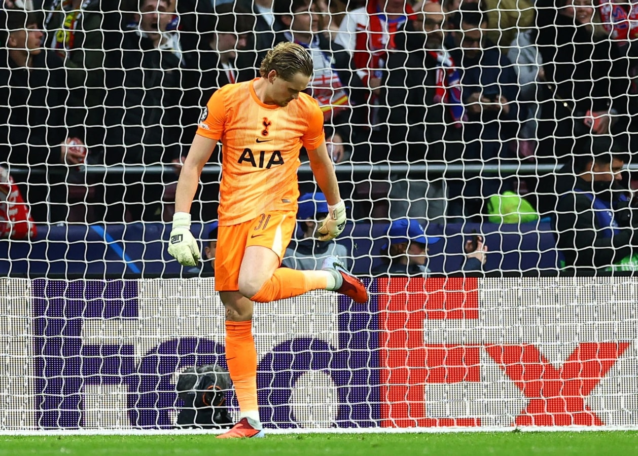 Sức ép khổng lồ tại Metropolitano khiến màn ra mắt tại cúp châu Âu của Kinsky trở thành ác mộng. Chỉ trong 15 phút, anh để thủng lưới đến 3 lần, trong đó có 2 lần mắc sai lầm trực tiếp dẫn đến bàn thua.