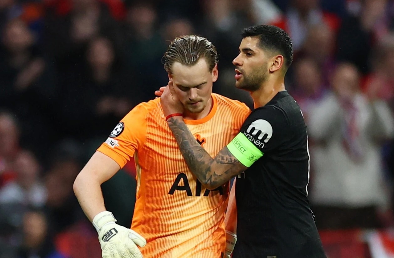 Chứng kiến đồng đội bị tâm lý nặng, Cristian Romero phải ra ngoài biên, yêu cầu HLV Tudor thay người. Ngay lập tức, thuyền trưởng của Spurs đưa Kinsky ra nghỉ để thay thế bằng Guglielmo Vicario. Thủ môn 22 tuổi dường như khóc sau màn trình diễn thảm họa.