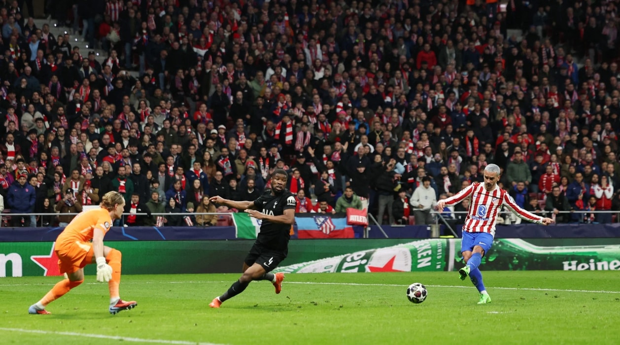 Ngay phút thứ 6, anh có đường chuyền hỏng, tạo cơ hội để Marcos Llorente ghi bàn mở tỷ số. Đến phút 14, Kinsky vào lưới nhặt bóng lần thứ 2. Micky Van de Ven trượt chân vô duyên và để Antoine Griezmann thoát xuống, ghi bàn dễ dàng.