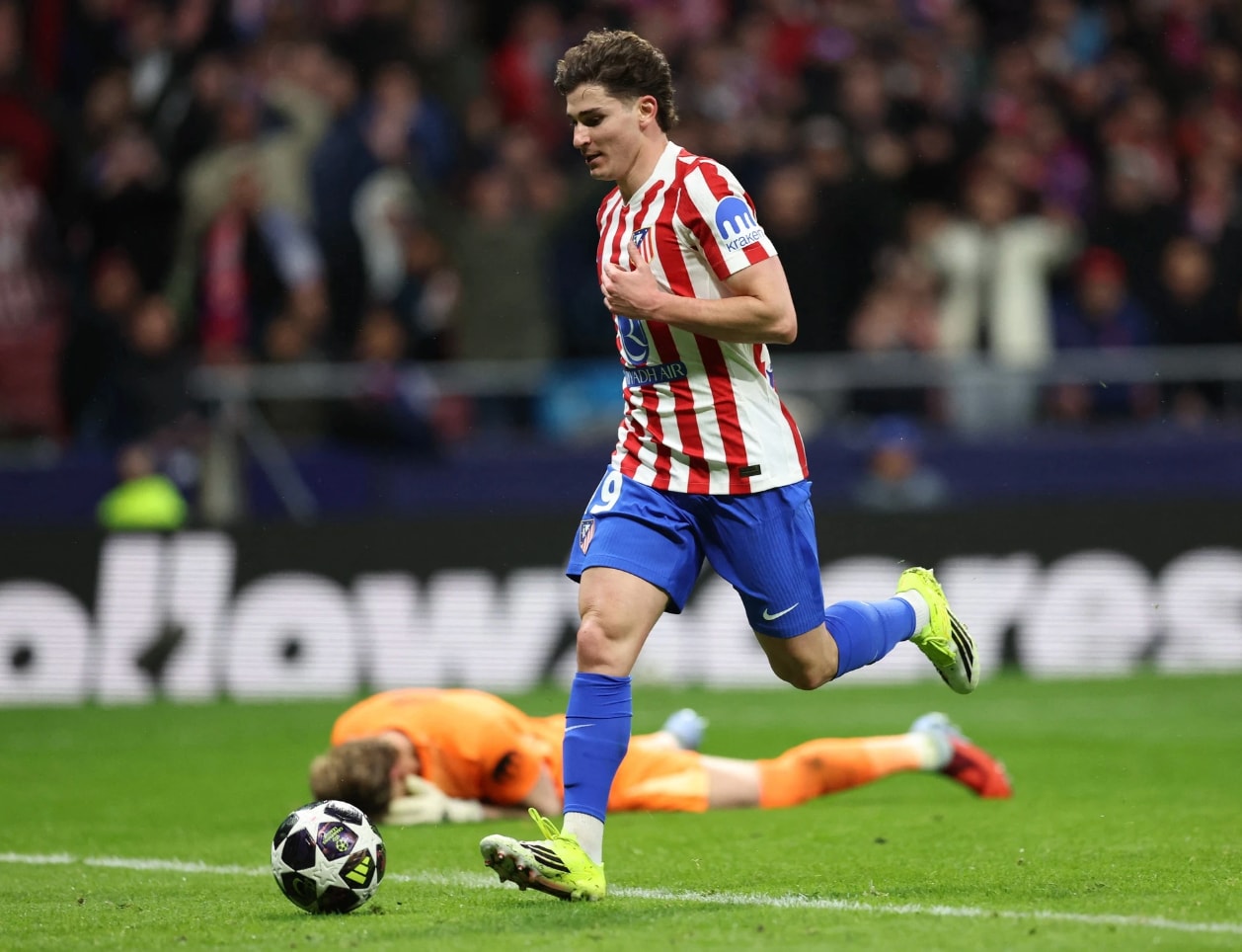 Chỉ 1 phút sau, mành lưới Tottenham rung lên lần thứ 3. Kinsky lóng ngóng sau đường chuyền về của đồng đội. Julian Alvarez nhanh chóng ập vào, ghi bàn nâng tỷ số lên 3-0 cho Atletico Madrid.