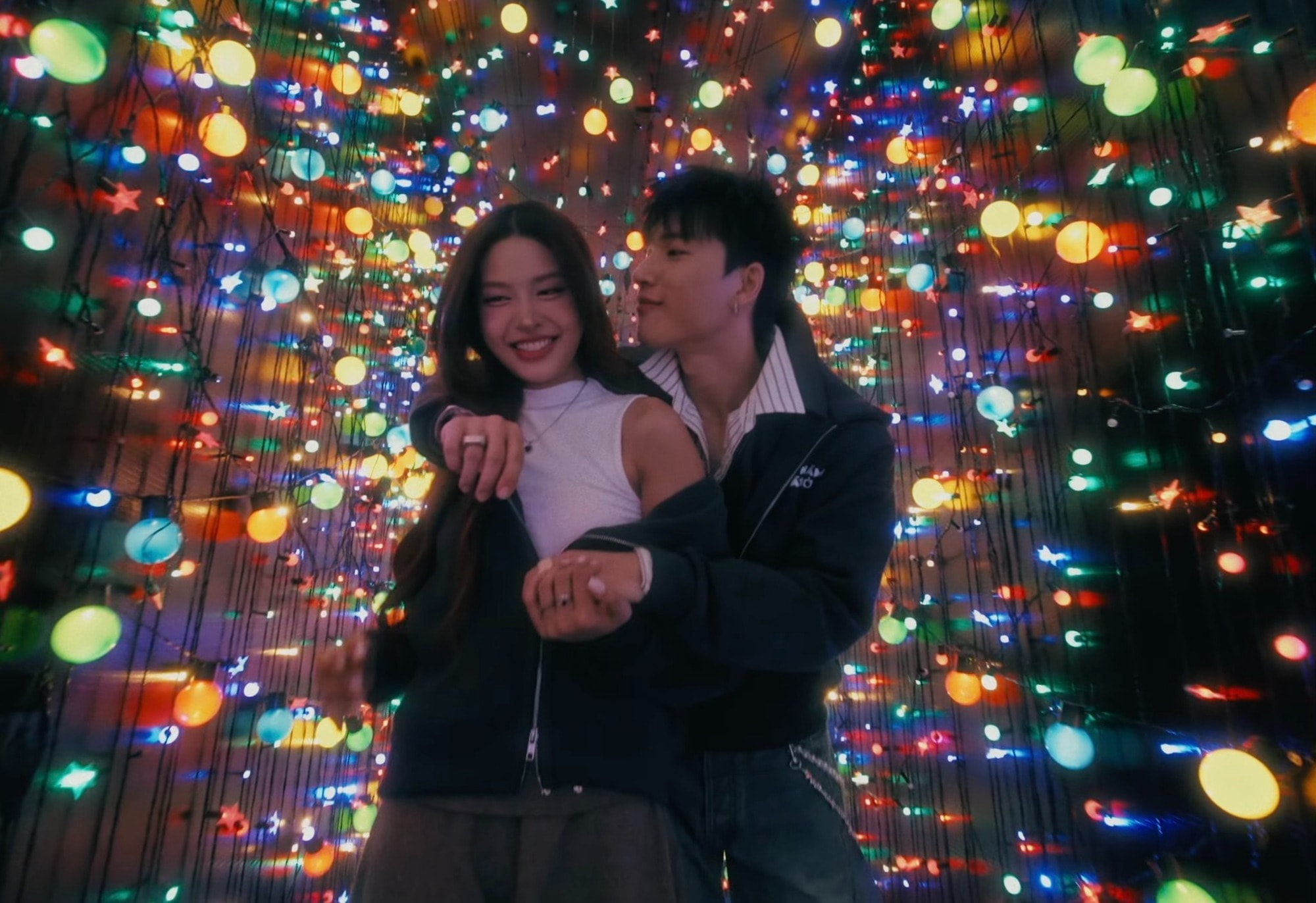 Rapper Hieuthuhai vừa ra mắt sản phẩm âm nhạc mới mang tên “Người im lặng gặp người hay nói”. MV kể câu chuyện tình yêu nhẹ nhàng của cặp đôi, trong đó nam rapper vào vai chàng trai trầm tính, còn bạn gái có tính cách vui vẻ, năng động. Cặp đôi có những khoảnh khắc hẹn hò tình tứ, lãng mạn.