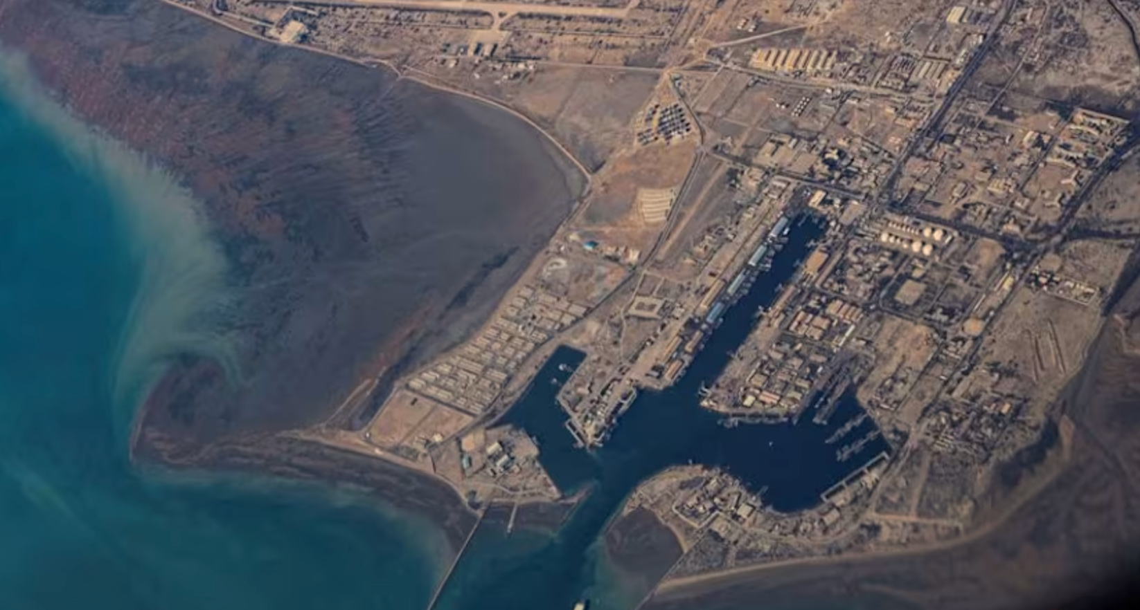 Bờ biển Iran và cảng Bandar Abbas ở eo biển Hormuz. (Ảnh: Reuters)